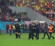 Câțiva suporteri au intrat pe teren la finalul meciului cu Manchester pentru autografe