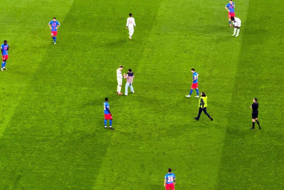 Invadatorul care a întrerupt FCSB - Manchester United: a intrat pe gazon și s-a dus glonț la Garnacho
