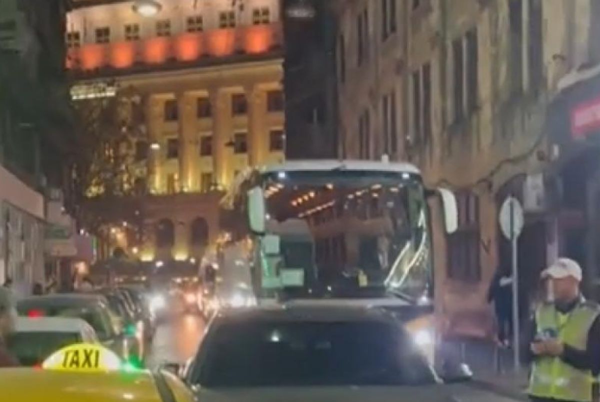 Un BMW pe avarii a blocat autocarul lui Manchester United în Capitală » A venit Poliția