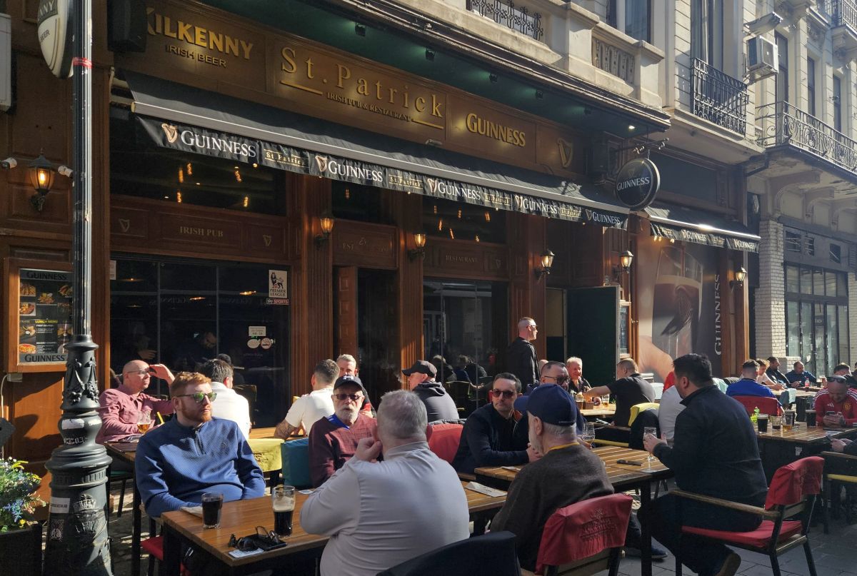 „Diavolii” au ocupat Centrul Vechi! Imaginile surprinse de GSP: fanii lui United și-au făcut „încălzirea” înainte de meciul cu FCSB