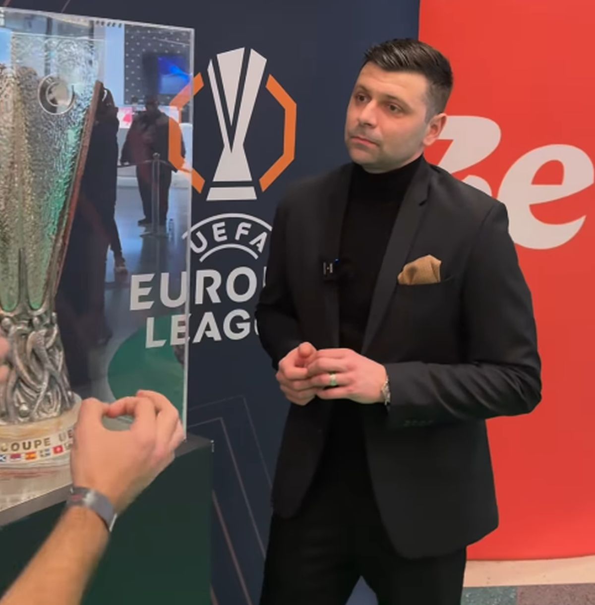 L-a prins pe Raul Rusescu înainte de FCSB - United și l-a luat la „outfit check”: „De unde e sacoul?”