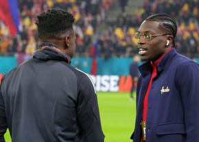 „Leii” între ei »  Joyskim Dawa l-a luat în primire pe starul lui Manchester United: imaginile surprinse pe Arena Națională