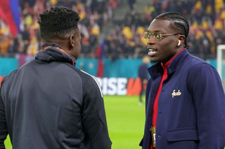 „Leii” între ei »  Joyskim Dawa l-a luat în primire pe starul lui Manchester United: imaginile surprinse pe Arena Națională