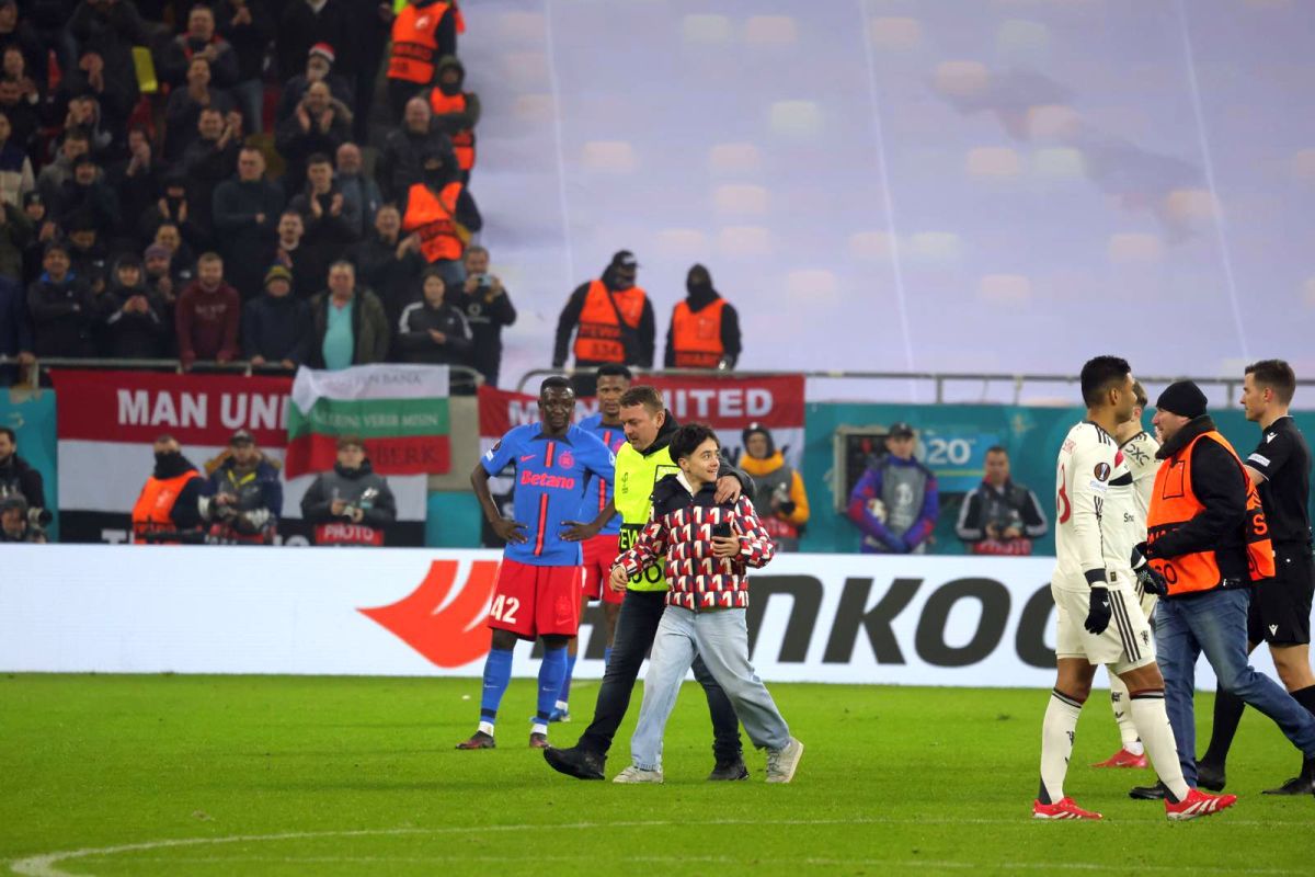 Invadatorul care a întrerupt FCSB - Manchester United: a intrat pe gazon și s-a dus glonț la Garnacho