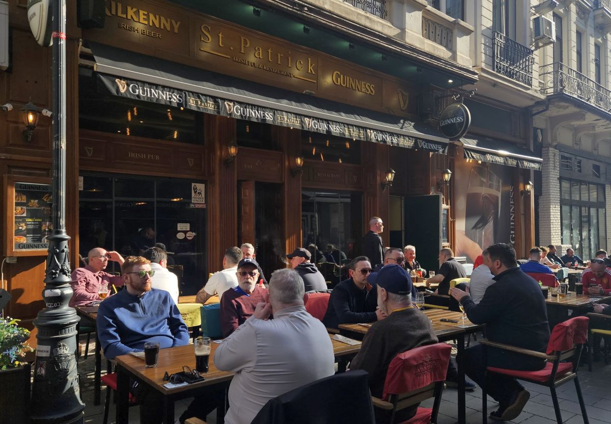 Away days » Suporterii lui Manchester United fac spectacol în Centrul Vechi din București în dulcele stil clasic