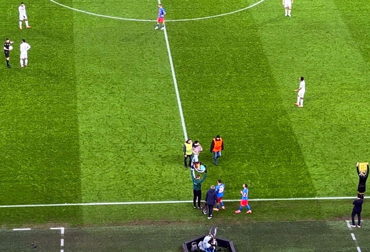 Invadatorul care a întrerupt FCSB - Manchester United: a intrat pe gazon și s-a dus glonț la Garnacho