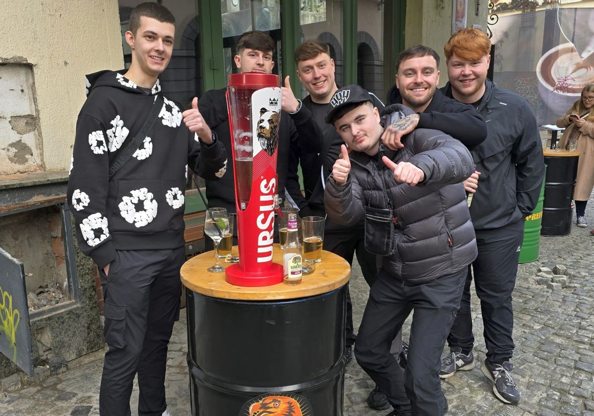 „Diavolii” au ocupat Centrul Vechi! Imaginile surprinse de GSP: fanii lui United și-au făcut „încălzirea” înainte de meciul cu FCSB