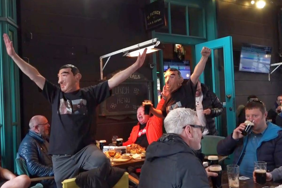 „Diavolii” au ocupat Centrul Vechi! Imaginile surprinse de GSP: fanii lui United și-au făcut „încălzirea” înainte de meciul cu FCSB