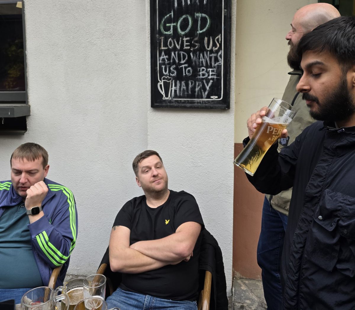 „Diavolii” au ocupat Centrul Vechi! Imaginile surprinse de GSP: fanii lui United și-au făcut „încălzirea” înainte de meciul cu FCSB