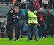 Câțiva suporteri au intrat pe teren la finalul meciului cu Manchester pentru autografe