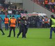 Câțiva suporteri au intrat pe teren la finalul meciului cu Manchester pentru autografe