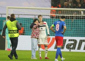 Nu s-a văzut la TV » A intrat pe teren la FCSB  - Manchester și s-a dus glonț spre fotbalistul lui United