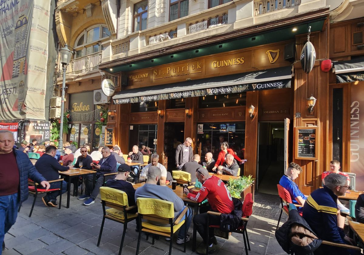 „Diavolii” au ocupat Centrul Vechi! Imaginile surprinse de GSP: fanii lui United și-au făcut „încălzirea” înainte de meciul cu FCSB