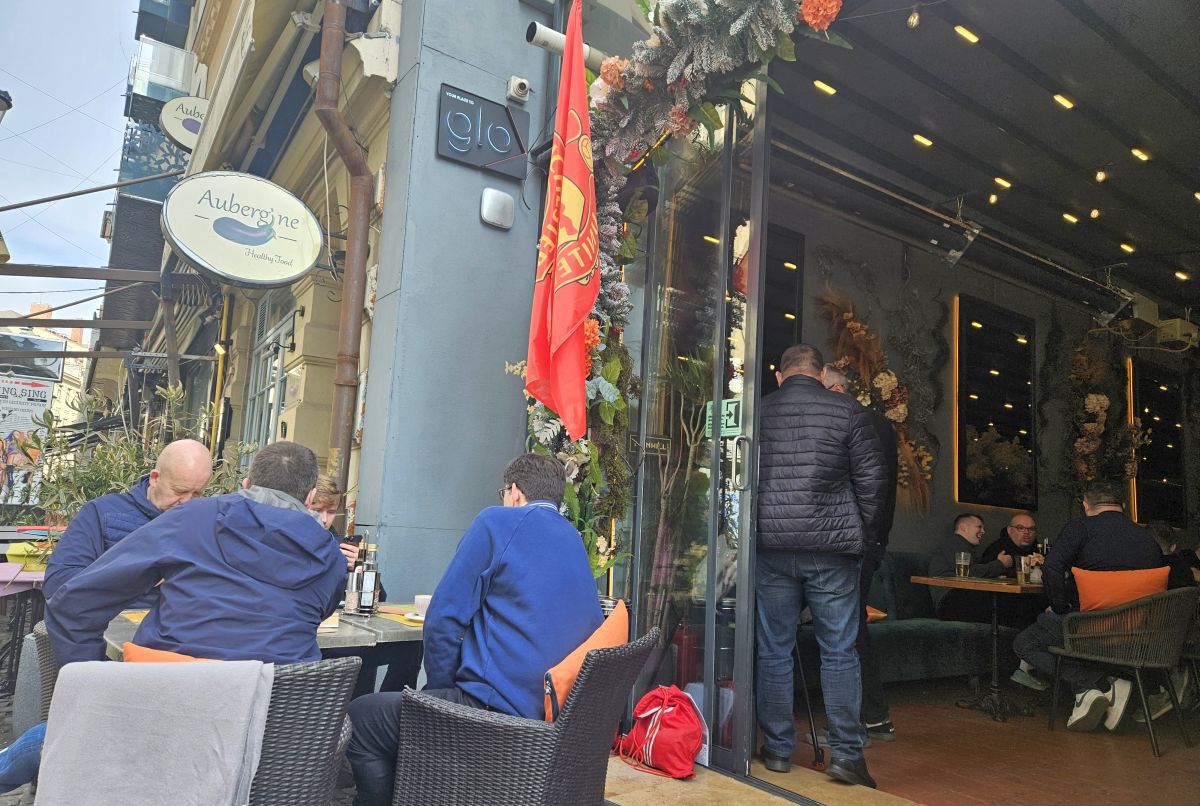 „Diavolii” au ocupat Centrul Vechi! Imaginile surprinse de GSP: fanii lui United și-au făcut „încălzirea” înainte de meciul cu FCSB