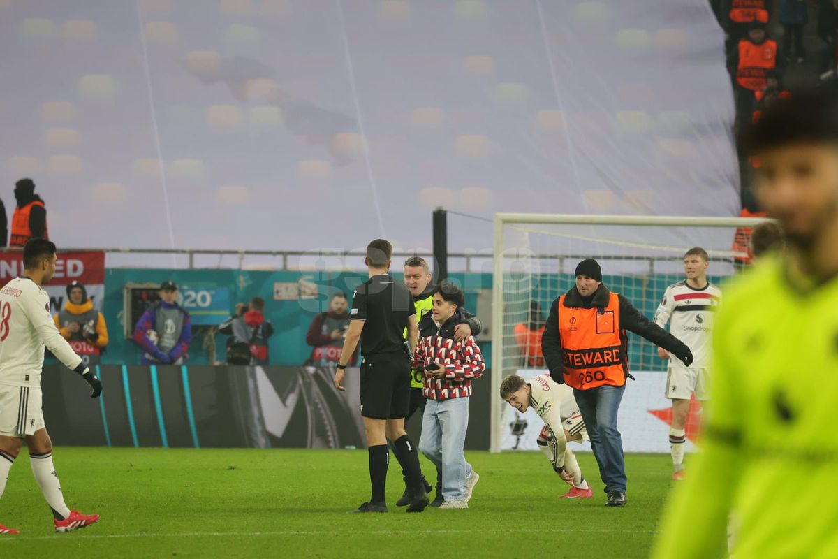 I-au lăsat în ofsaid pe organizatori! A venit nota de plată după ce suporterii au invadat terenul la FCSB - Manchester United