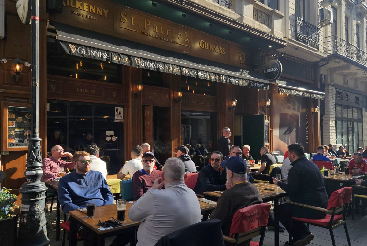 „Diavolii” au ocupat Centrul Vechi! Imaginile surprinse de GSP: fanii lui United și-au făcut „încălzirea” înainte de meciul cu FCSB