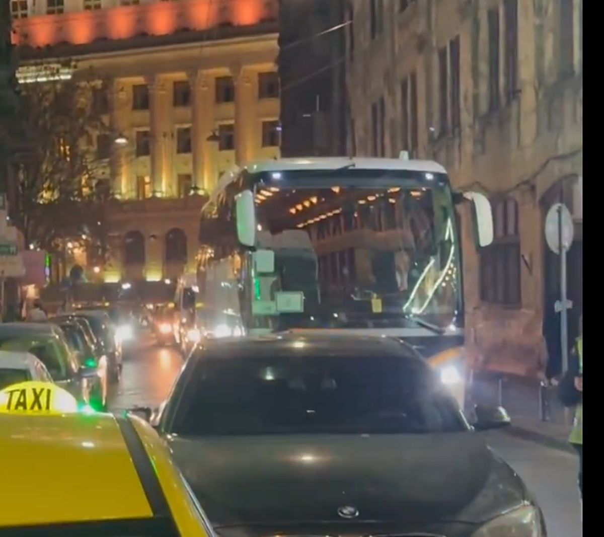 Un BMW pe avarii a blocat autocarul lui Manchester United în Capitală » A venit Poliția