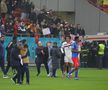 Câțiva suporteri au intrat pe teren la finalul meciului cu Manchester pentru autografe