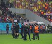 Câțiva suporteri au intrat pe teren la finalul meciului cu Manchester pentru autografe