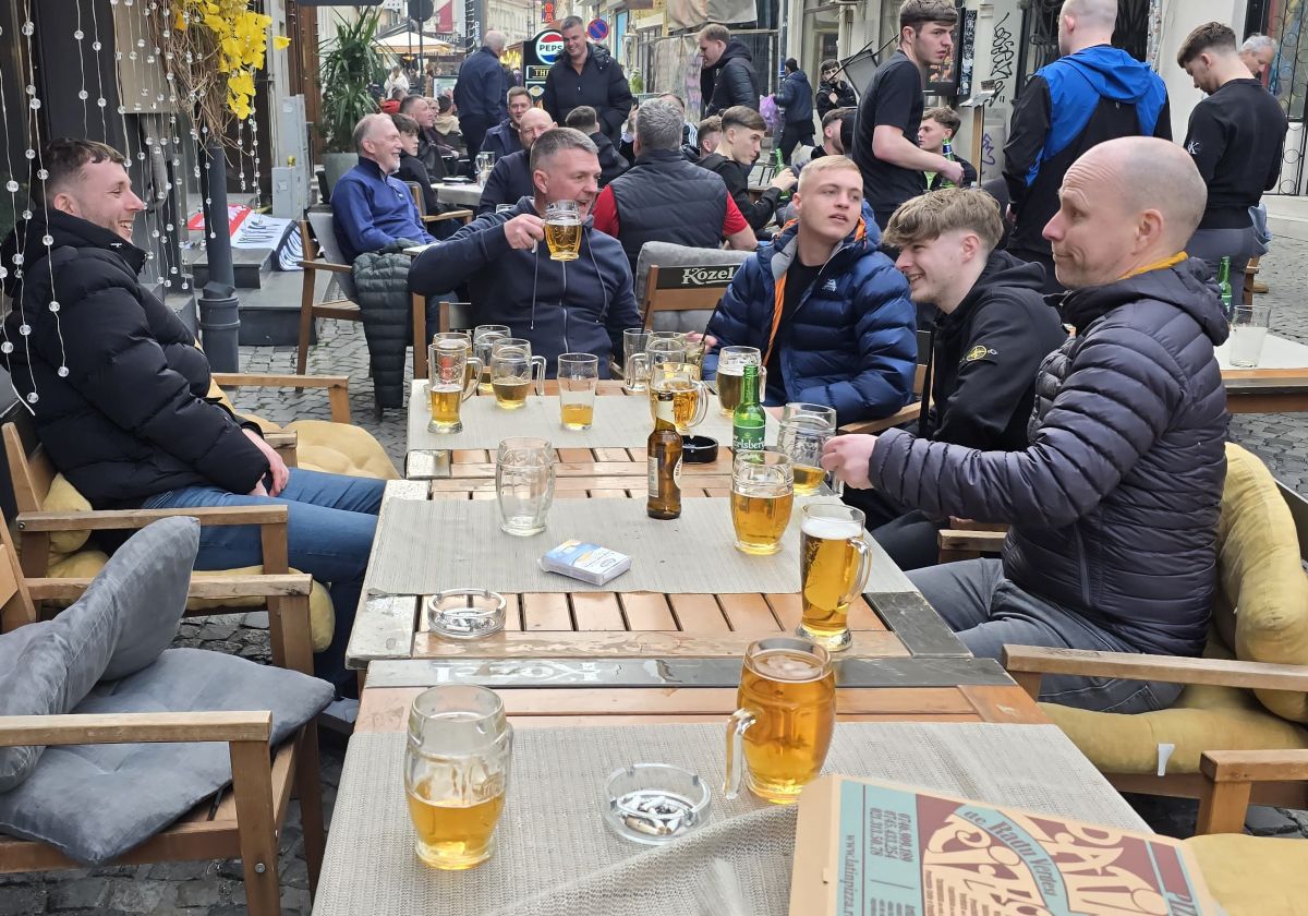 „Diavolii” au ocupat Centrul Vechi! Imaginile surprinse de GSP: fanii lui United și-au făcut „încălzirea” înainte de meciul cu FCSB