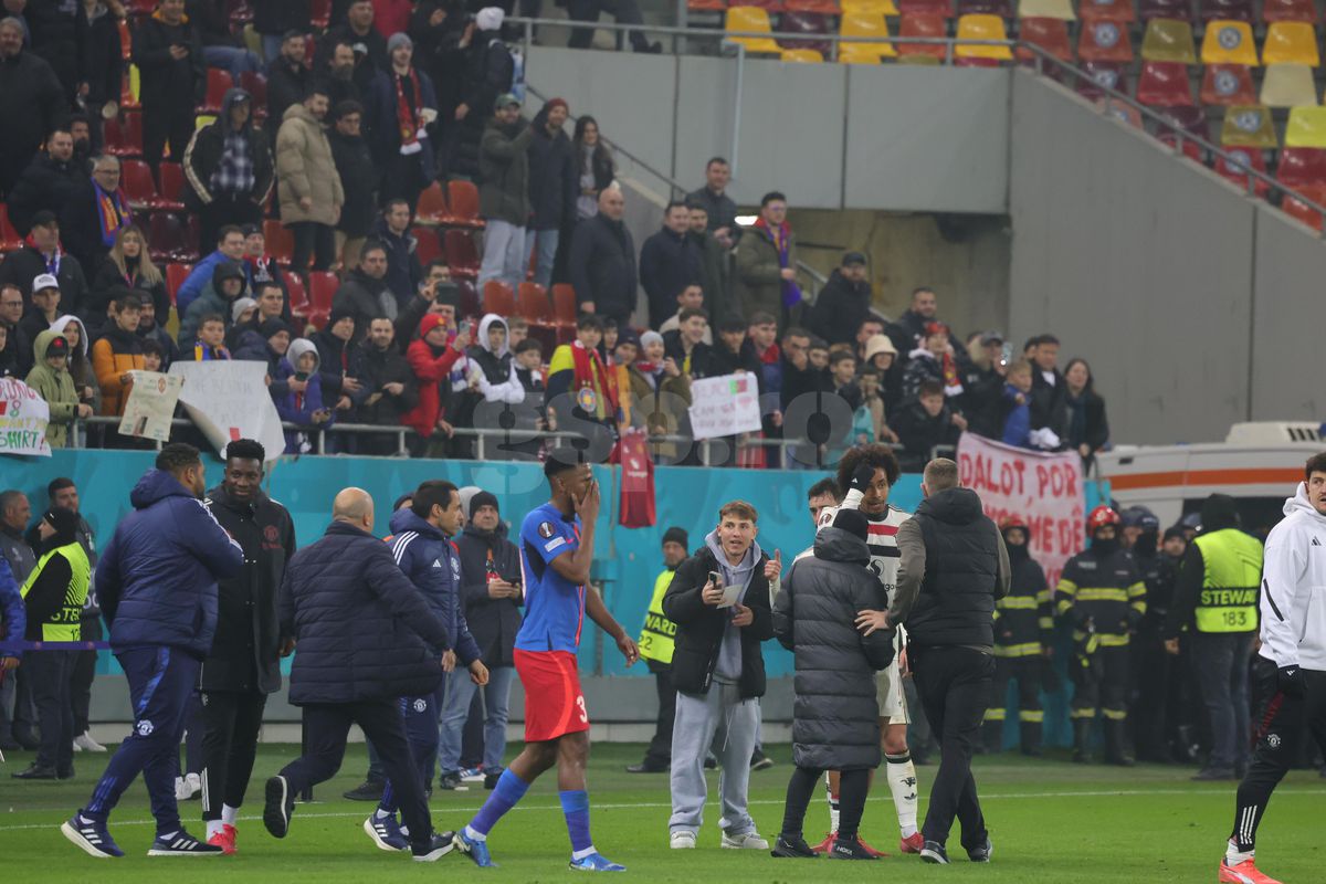 I-au lăsat în ofsaid pe organizatori! A venit nota de plată după ce suporterii au invadat terenul la FCSB - Manchester United