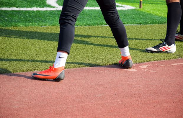 Cum îți alegi ghetele sport în funcție de terenul pe care joci fotbal cu prietenii?