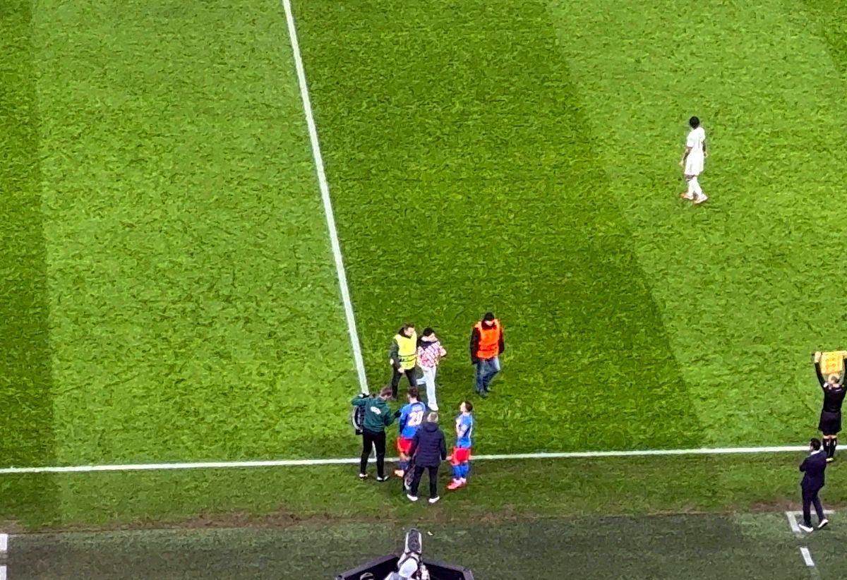 Invadatorul care a întrerupt FCSB - Manchester United: a intrat pe gazon și s-a dus glonț la Garnacho