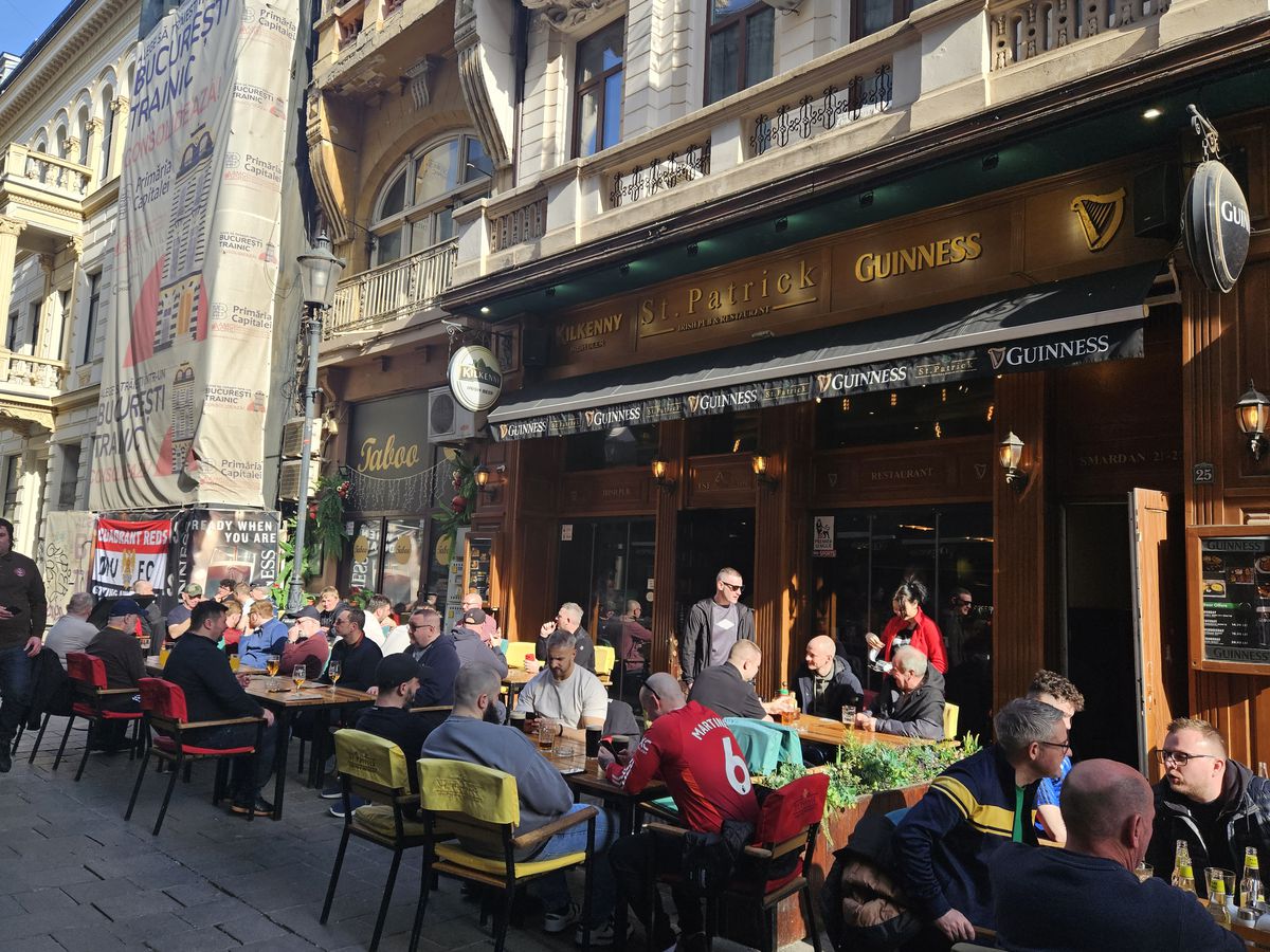 „Diavolii” au ocupat Centrul Vechi! Imaginile surprinse de GSP: fanii lui United și-au făcut „încălzirea” înainte de meciul cu FCSB