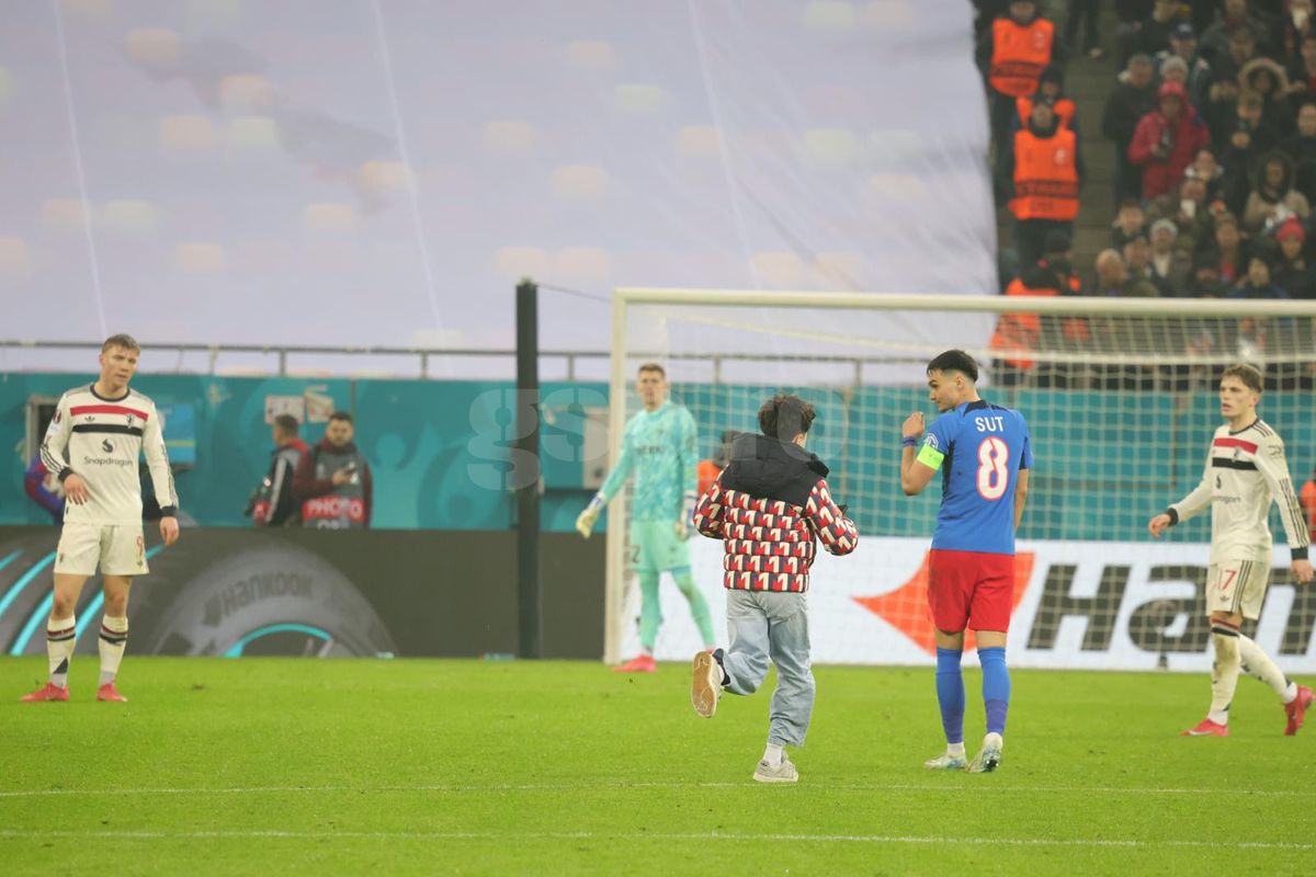 I-au lăsat în ofsaid pe organizatori! A venit nota de plată după ce suporterii au invadat terenul la FCSB - Manchester United