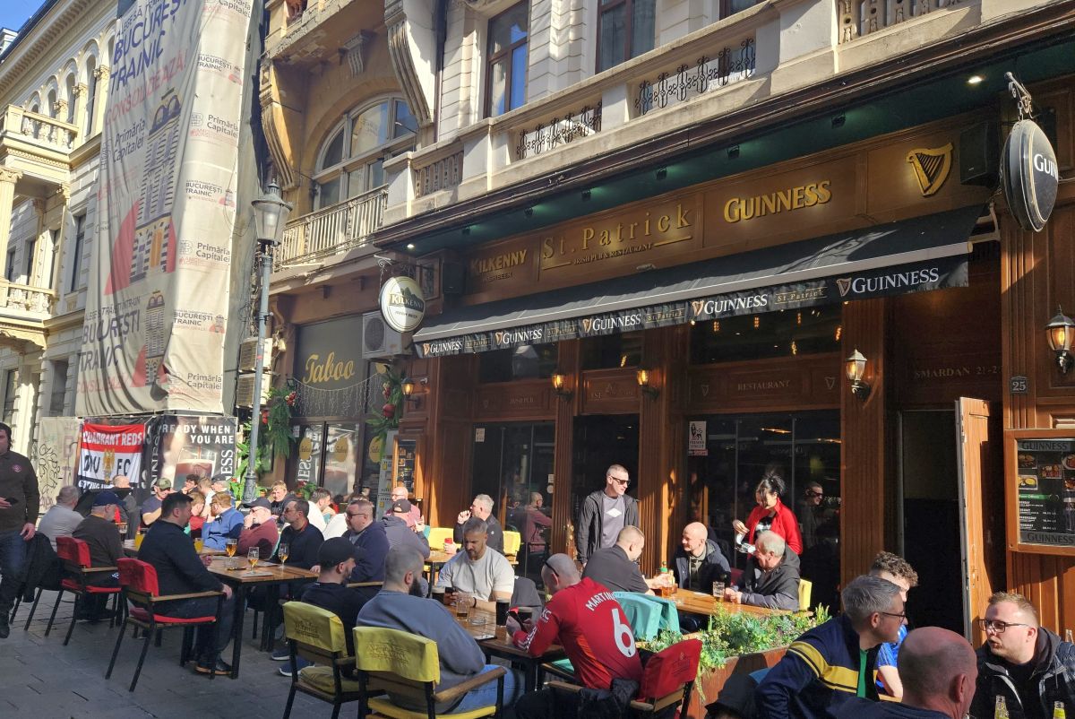 „Diavolii” au ocupat Centrul Vechi! Imaginile surprinse de GSP: fanii lui United și-au făcut „încălzirea” înainte de meciul cu FCSB