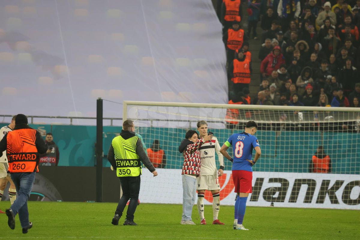 I-au lăsat în ofsaid pe organizatori! A venit nota de plată după ce suporterii au invadat terenul la FCSB - Manchester United