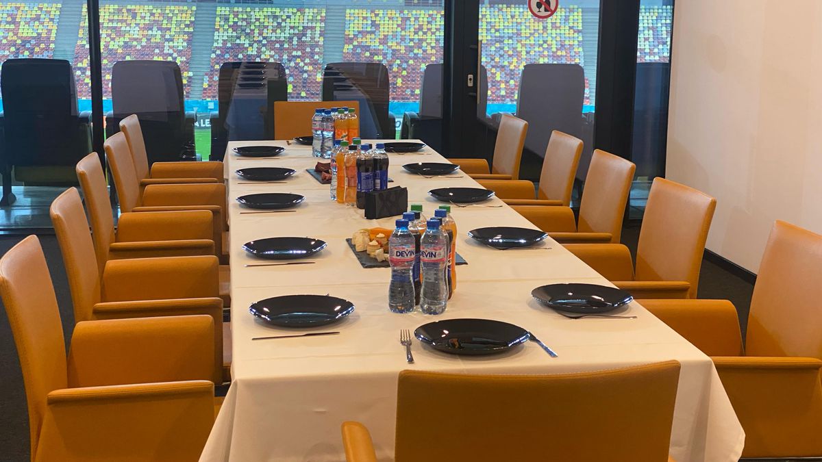 I-au pregătit loja 110 lui Gigi Becali, pentru meciul istoric cu United » Ce a găsit pe masă patronul FCSB