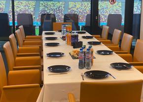 I-au pregătit loja 110 lui Gigi Becali, pentru meciul istoric cu United » Ce a găsit pe masă patronul FCSB