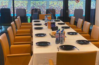 I-au pregătit loja 110 lui Gigi Becali, pentru meciul istoric cu United » Ce a găsit pe masă patronul FCSB