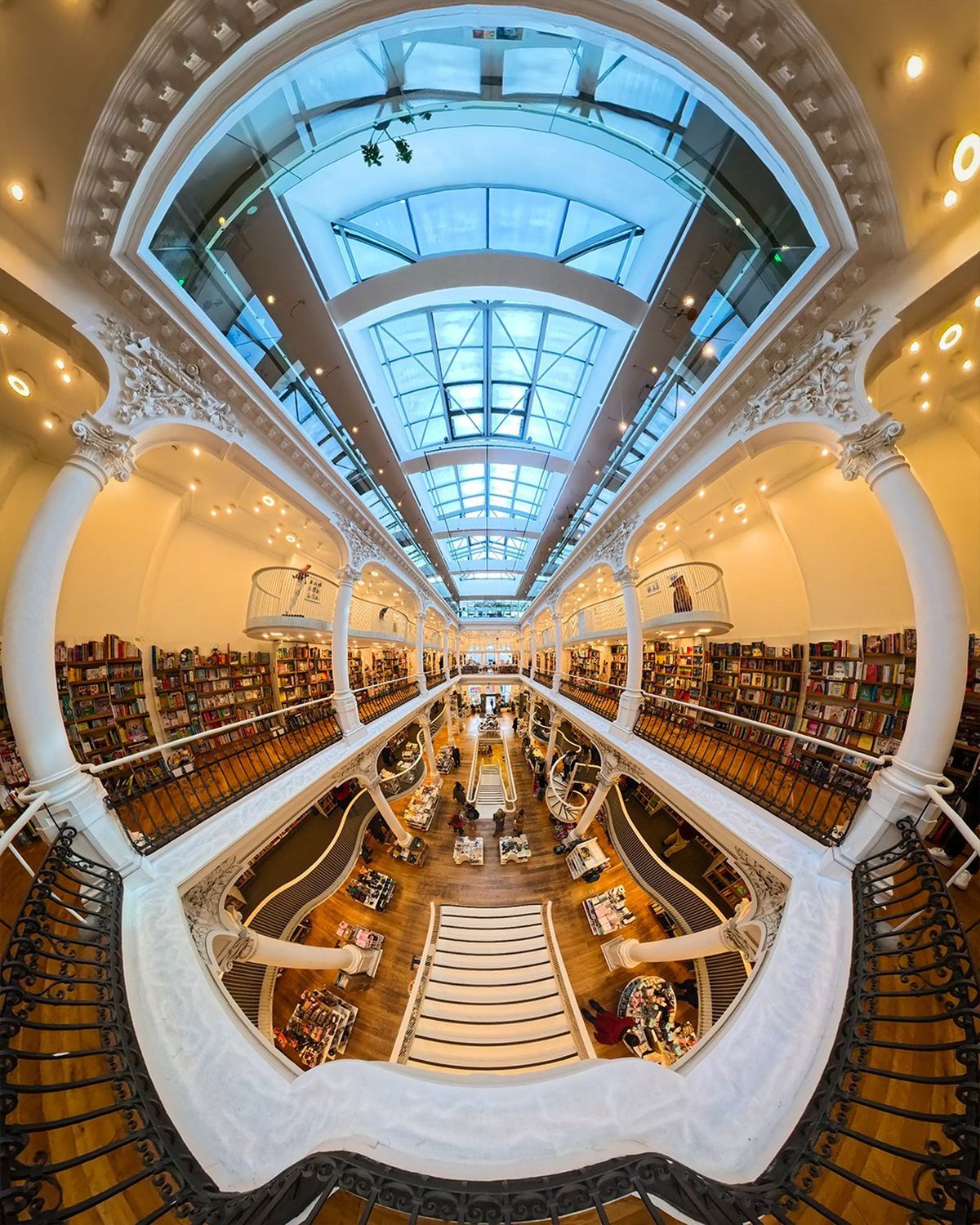 Imaginile din București publicate pe contul oficial al celor de la Manchester United, cu doar câteva ceasuri înaintea partidei cu FCSB