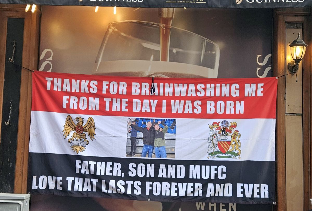 „Diavolii” au ocupat Centrul Vechi! Imaginile surprinse de GSP: fanii lui United și-au făcut „încălzirea” înainte de meciul cu FCSB