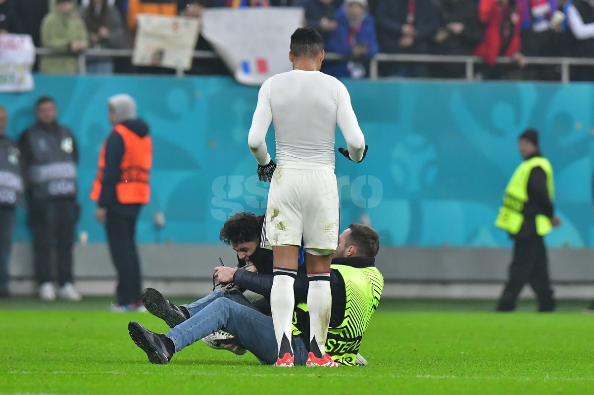 I-au lăsat în ofsaid pe organizatori! A venit nota de plată după ce suporterii au invadat terenul la FCSB - Manchester United