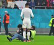 Câțiva suporteri au intrat pe teren la finalul meciului cu Manchester pentru autografe