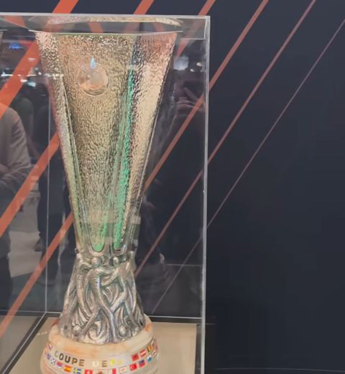 L-a prins pe Raul Rusescu înainte de FCSB - United și l-a luat la „outfit check”: „De unde e sacoul?”