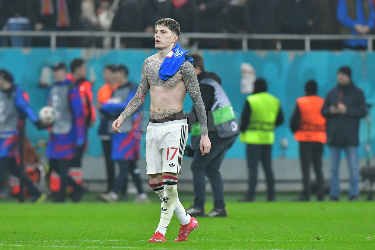 I-au lăsat în ofsaid pe organizatori! A venit nota de plată după ce suporterii au invadat terenul la FCSB - Manchester United