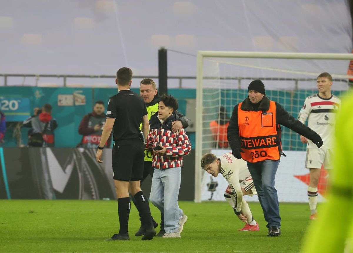 Invadatorul care a întrerupt FCSB - Manchester United: a intrat pe gazon și s-a dus glonț la Garnacho