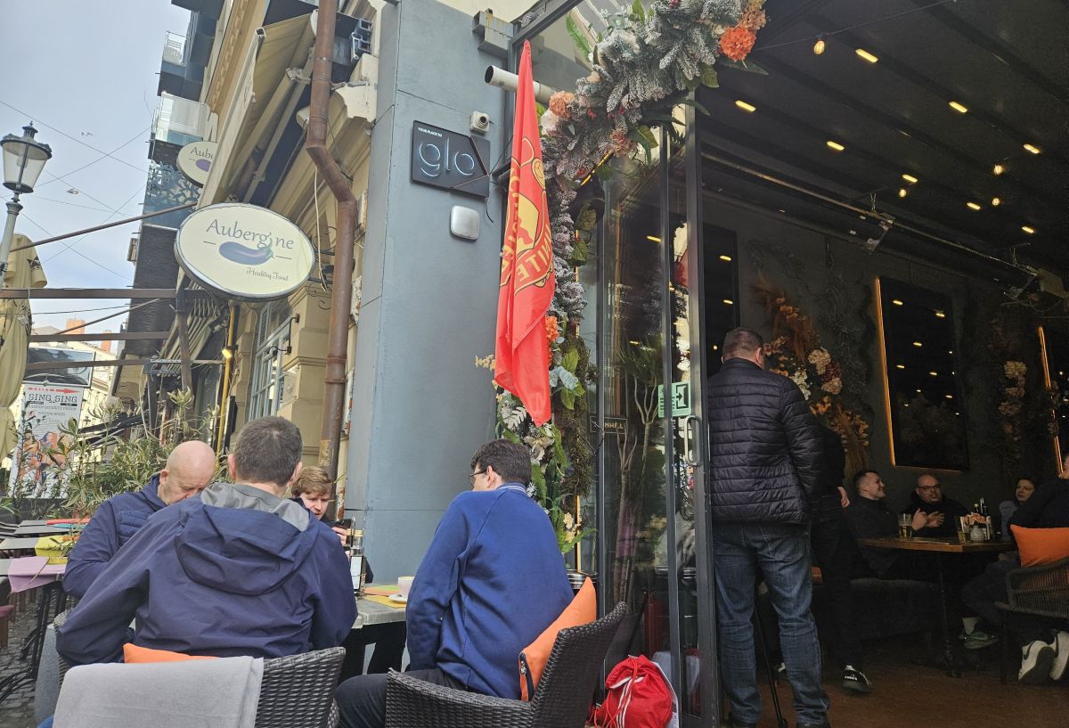 „Diavolii” au ocupat Centrul Vechi! Imaginile surprinse de GSP: fanii lui United și-au făcut „încălzirea” înainte de meciul cu FCSB