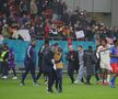 Câțiva suporteri au intrat pe teren la finalul meciului cu Manchester pentru autografe