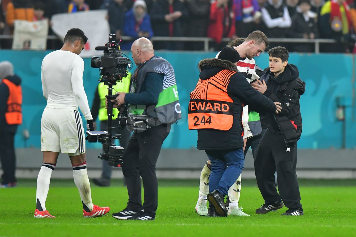 I-au lăsat în ofsaid pe organizatori! A venit nota de plată după ce suporterii au invadat terenul la FCSB - Manchester United