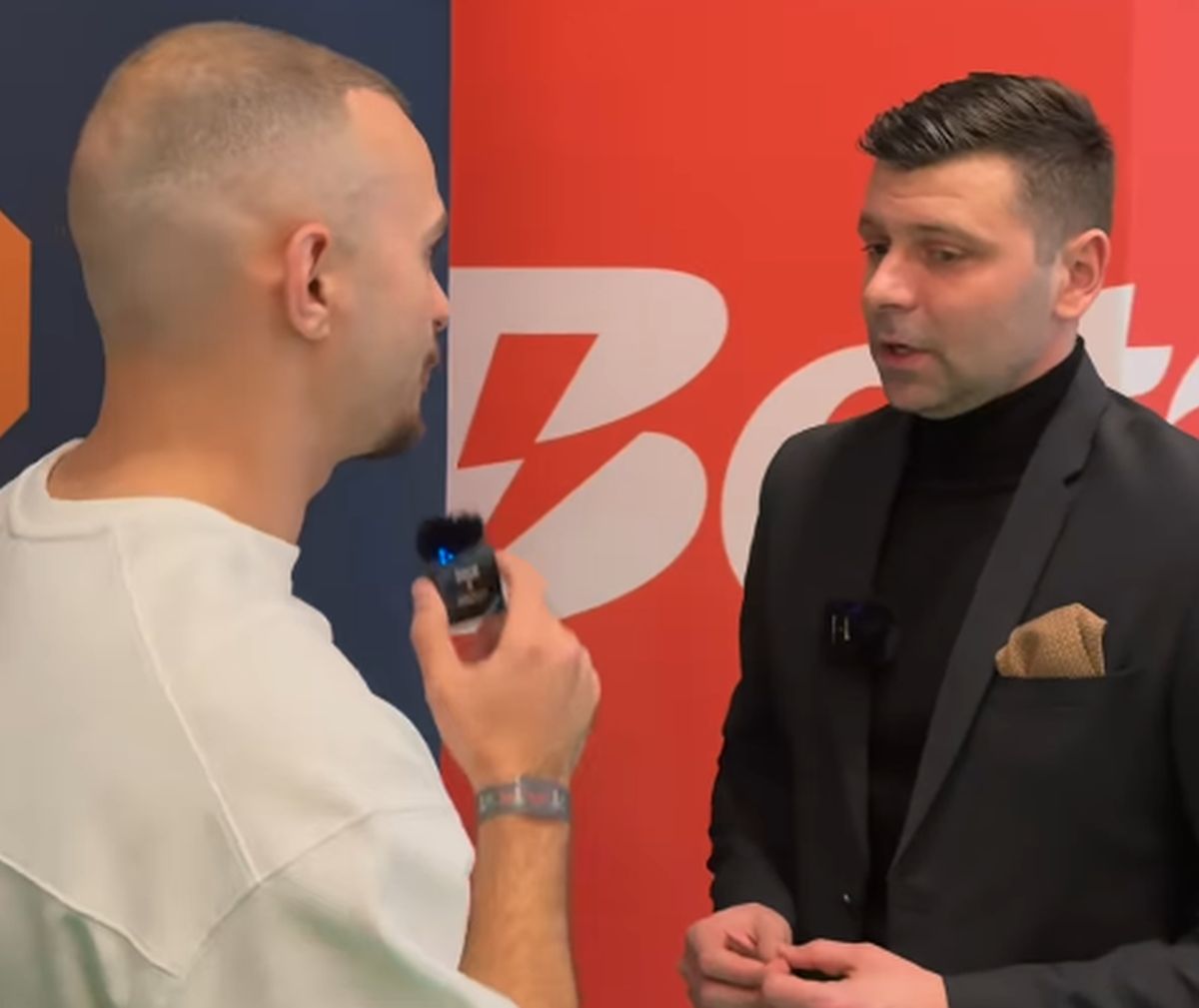 L-a prins pe Raul Rusescu înainte de FCSB - United și l-a luat la „outfit check”: „De unde e sacoul?”