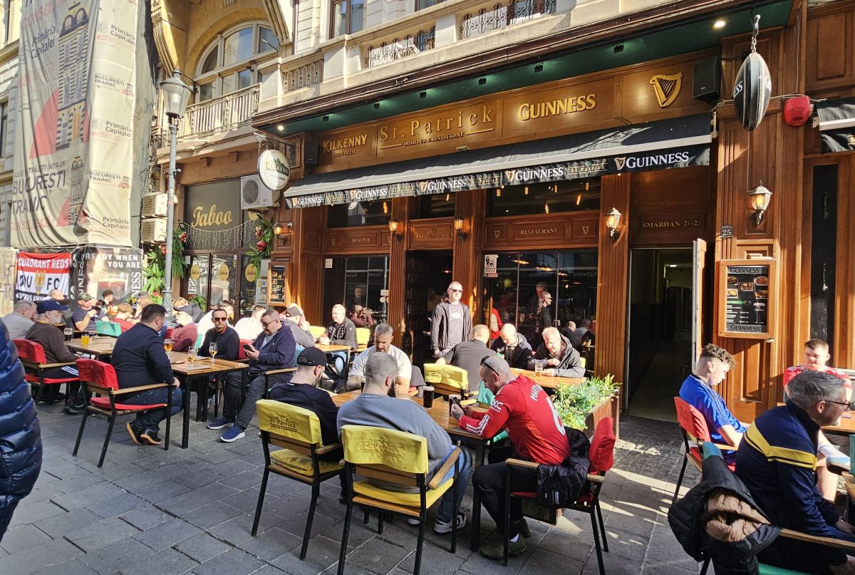 „Diavolii” au ocupat Centrul Vechi! Imaginile surprinse de GSP: fanii lui United și-au făcut „încălzirea” înainte de meciul cu FCSB