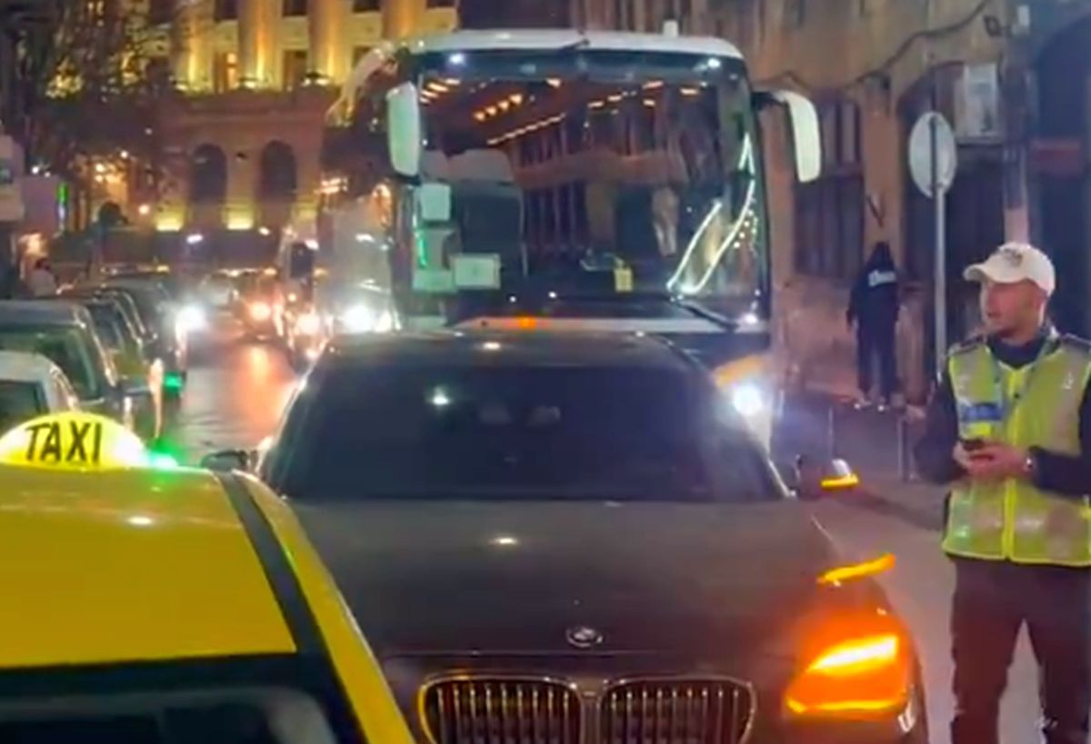 Un BMW lăsat pe avarii a ținut în loc autocarul lui Manchester United