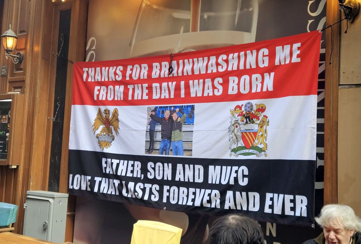 „Diavolii” au ocupat Centrul Vechi! Imaginile surprinse de GSP: fanii lui United și-au făcut „încălzirea” înainte de meciul cu FCSB