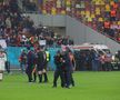 Câțiva suporteri au intrat pe teren la finalul meciului cu Manchester pentru autografe