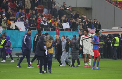 I-au lăsat în ofsaid pe organizatori! A venit nota de plată după ce suporterii au invadat terenul la FCSB - Manchester United